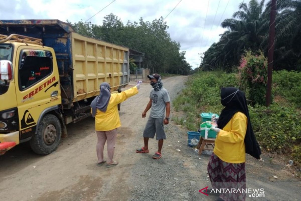 Perangkat Desa Bumi Asih, Kotabaru gunakan APD standar