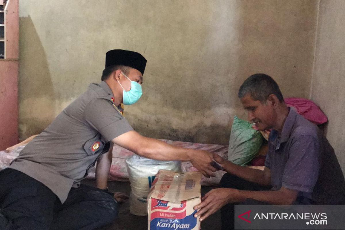 Polres Bangka Barat salurkan bantuan sembako kepada warga tunanetra