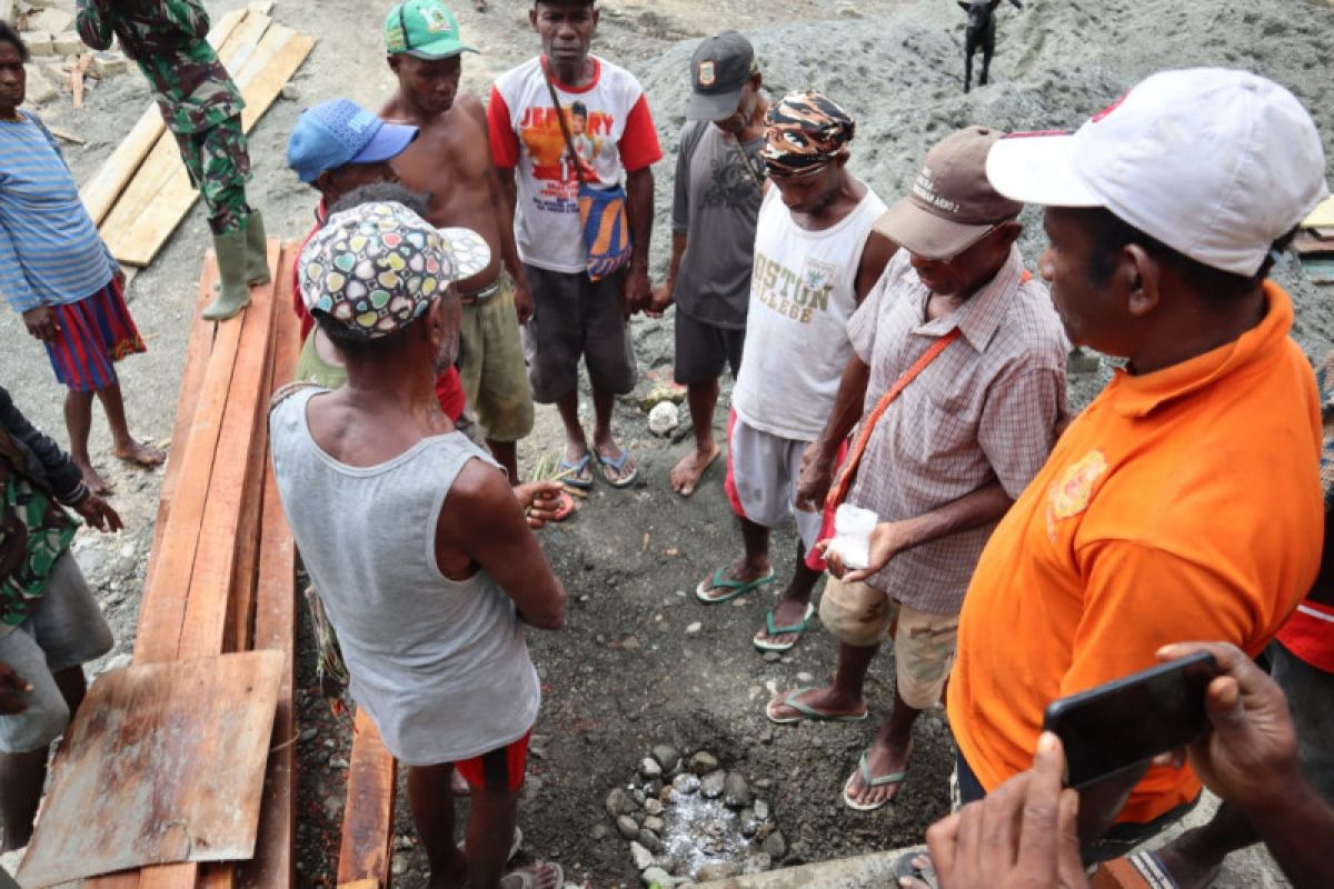 Warga Kampung Kibay Keerom gelar syukuran adat dengan Satgas TMMD