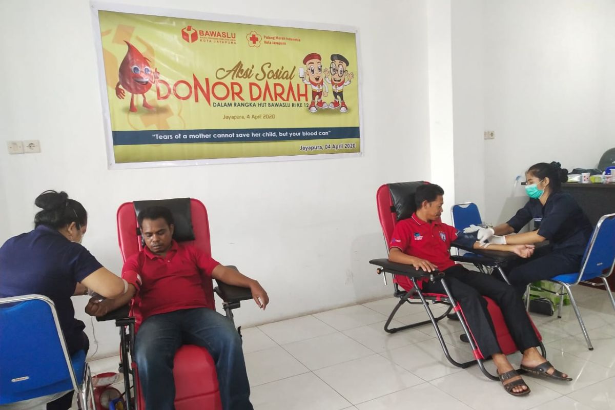 Bawaslu-PMI Jayapura gelar donor darah bantu pasien positif COVID-19