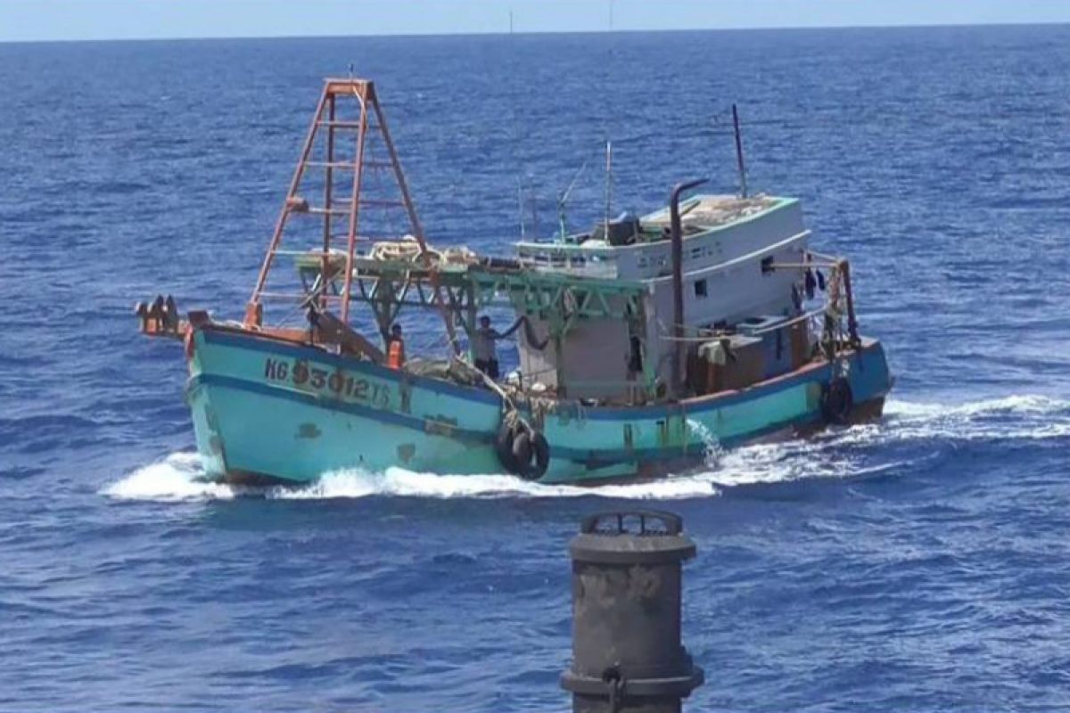 KKP lumpuhkan dua kapal ikan asing ilegal di Laut Natuna Utara