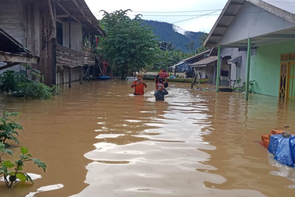 Ratusan rumah warga di Muara Komam Kabupaten Paser terendam banjir