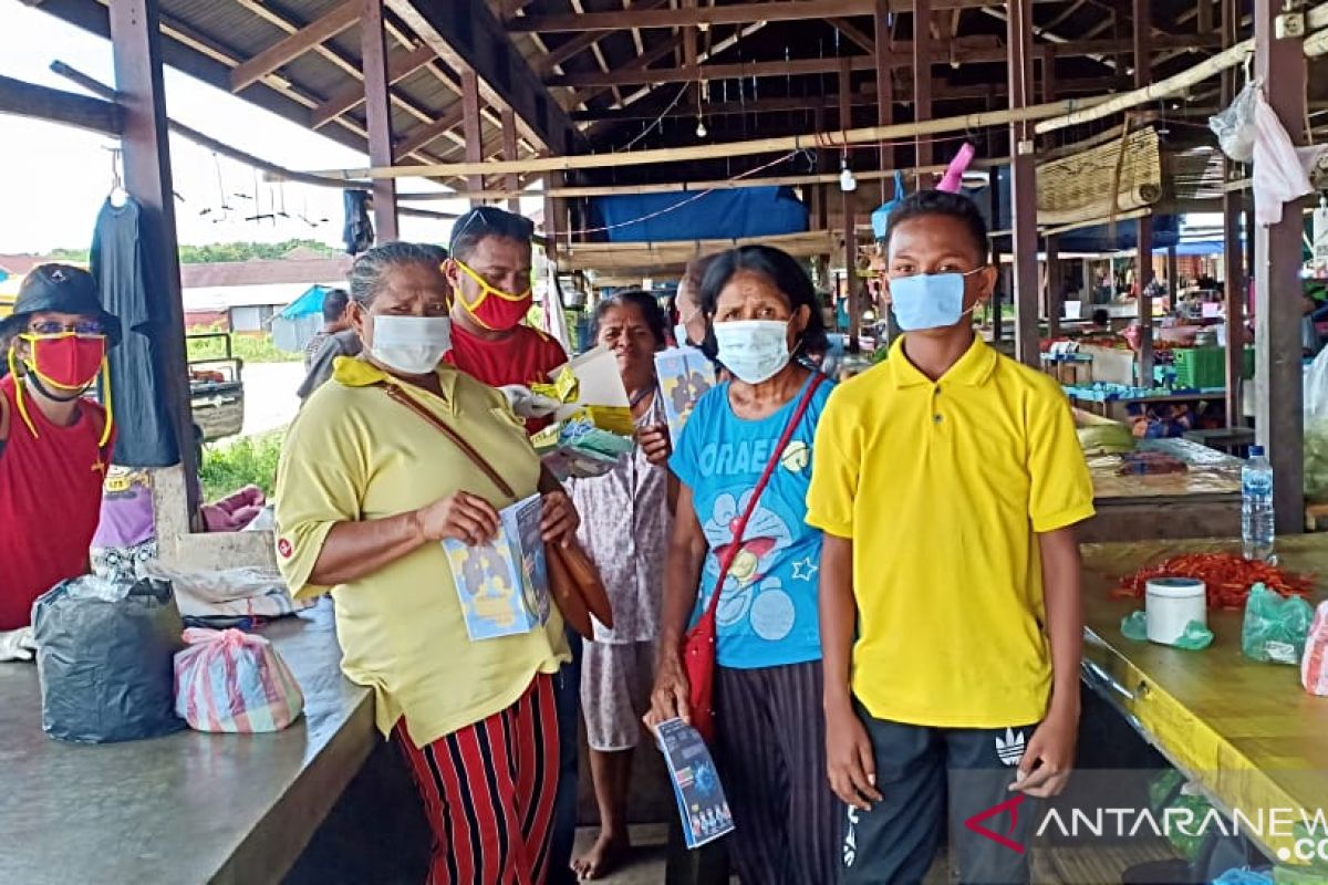 Pemuda Katolik Kepulauan Tanimbar bagikan masker dan Vitamin C cegah Corona