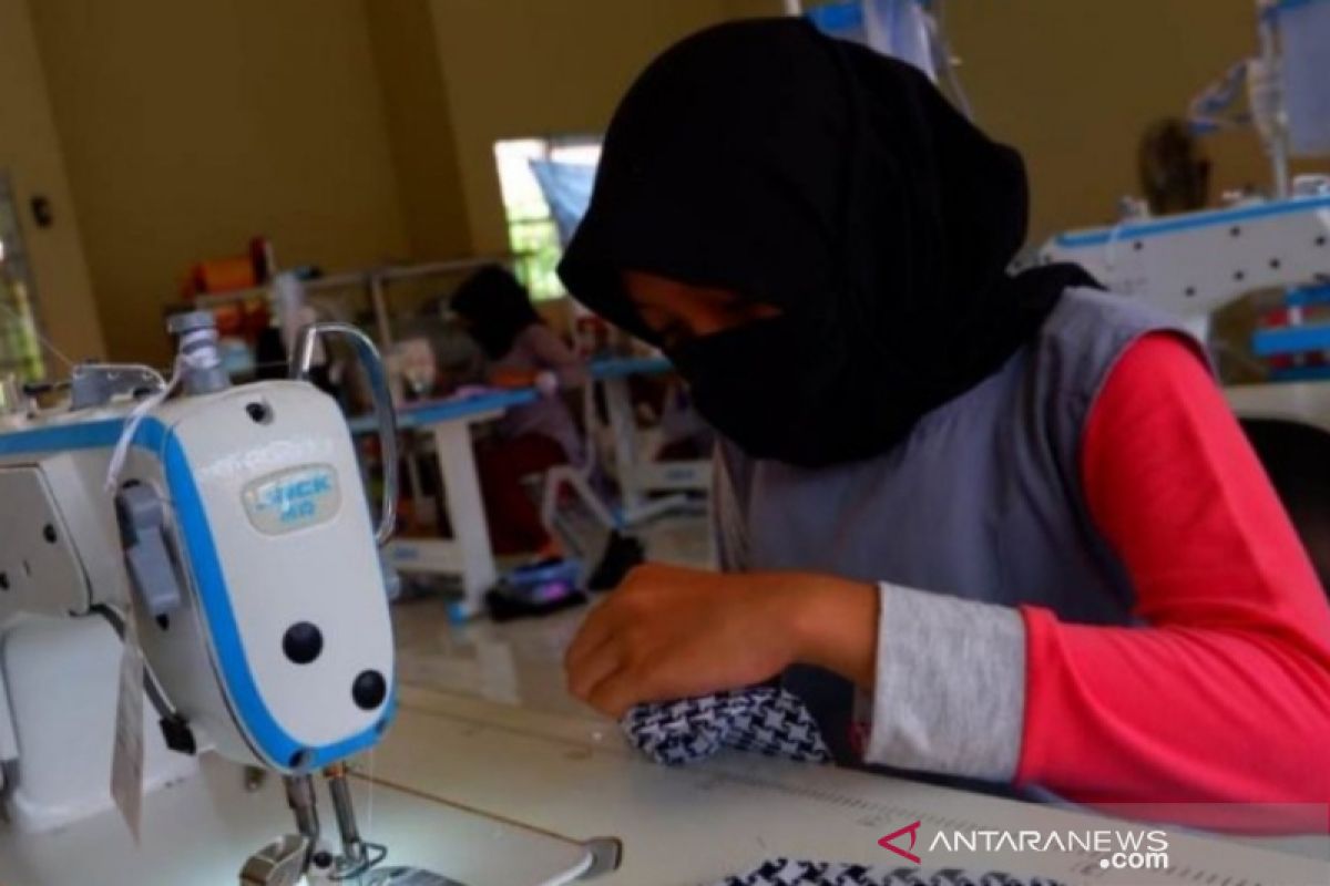 SMKN1 Kandangan produksi masker kain gratis cegah wabah corona