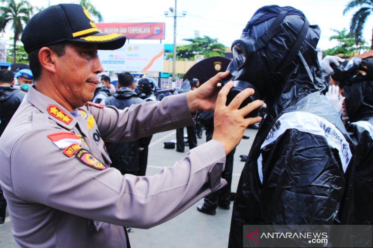 Polresta Banjarmasin bekali Bhabinkamtibmas baju APD pencegah virus