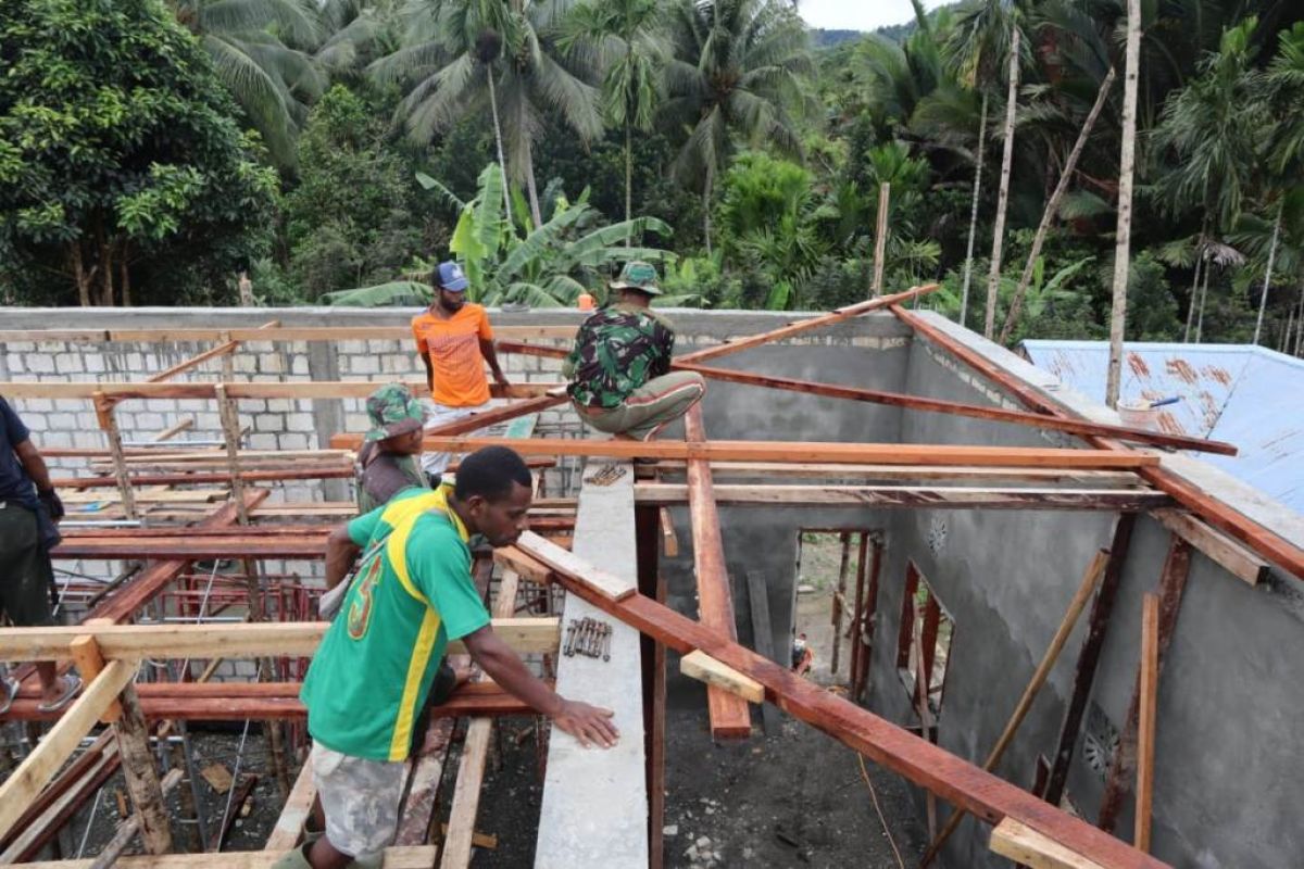 Warga Kibay bantu Satgas TMMD rampungkan rangka atap bangunan gereja