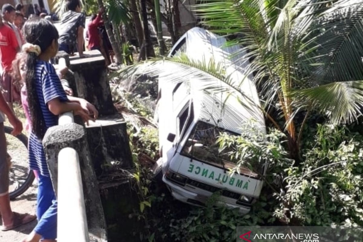 Ambulans terjun ke tebing sungai, tiga paramedis di Aceh Barat luka-luka