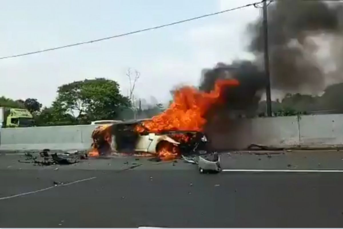 Kecelakaan di KM 13 Tol Jagorawi