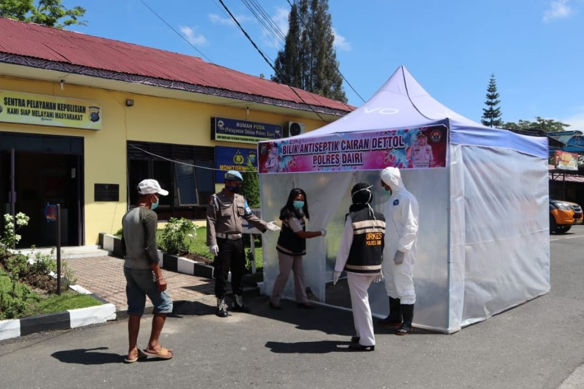 Cegah COVID-19, Polres Dairi semprot tamu dengan disinfektan