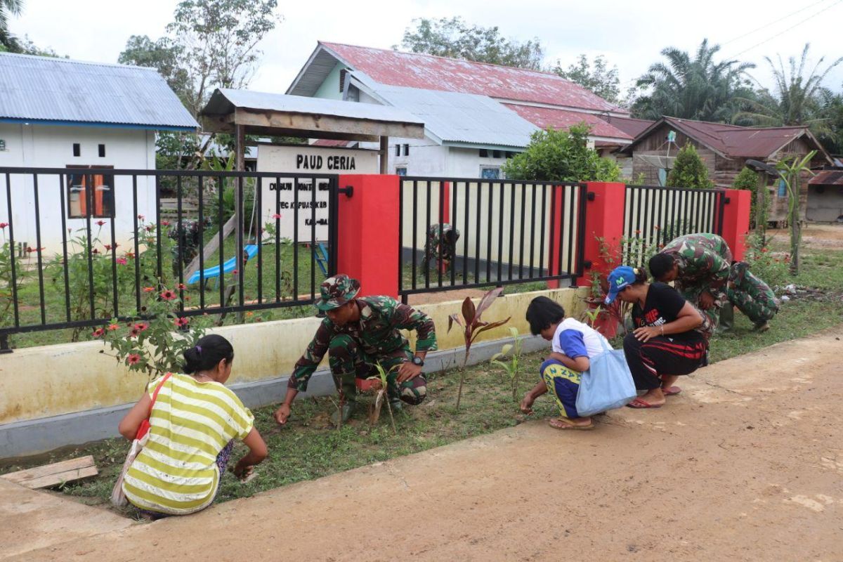 Peduli pendidikan, personel TMMD bersihkan lingkungan PAUD