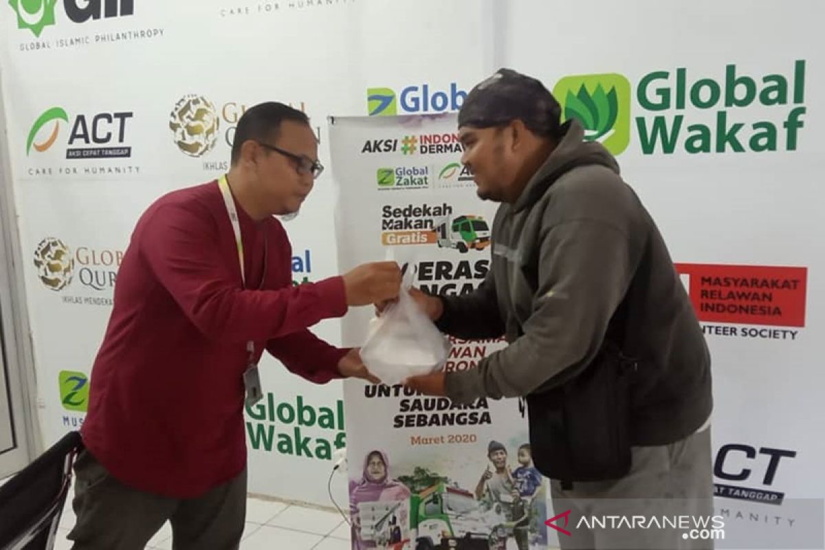 ACT Bengkulu salurkan makanan gratis untuk para ojol Bengkulu
