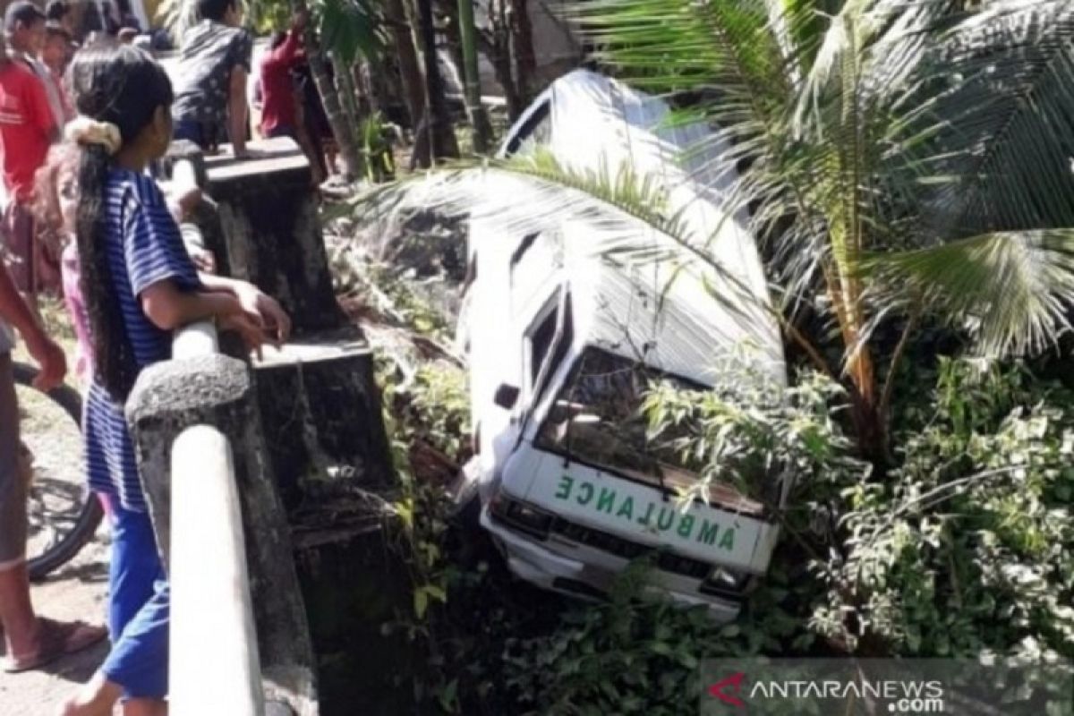 Satu unit mobil ambulans terjun ke tebing sungai, tiga paramedis di Aceh Barat luka-luka