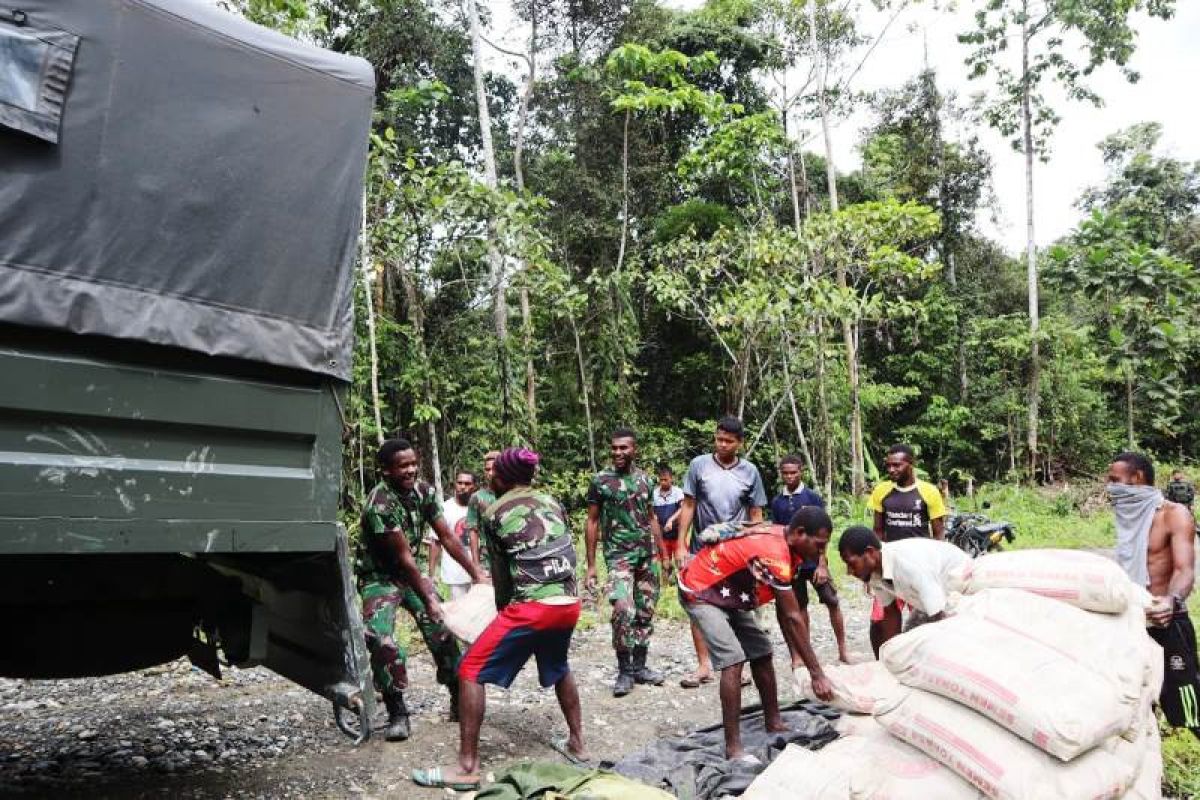 Warga Kampung Kibay Keerom bantu truk Satgas TMMD bawa bahan bangunan