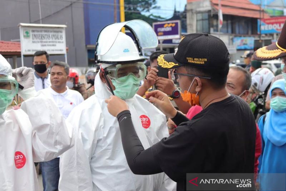 Petugas khusus angkut sampah dari ODP COVID-19 di Kota Payakumbuh