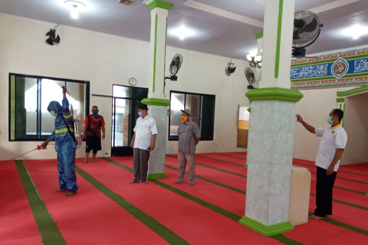 PKS Kota Serang semprot disinfektan masjid dan mushalla bantu cegah Corona