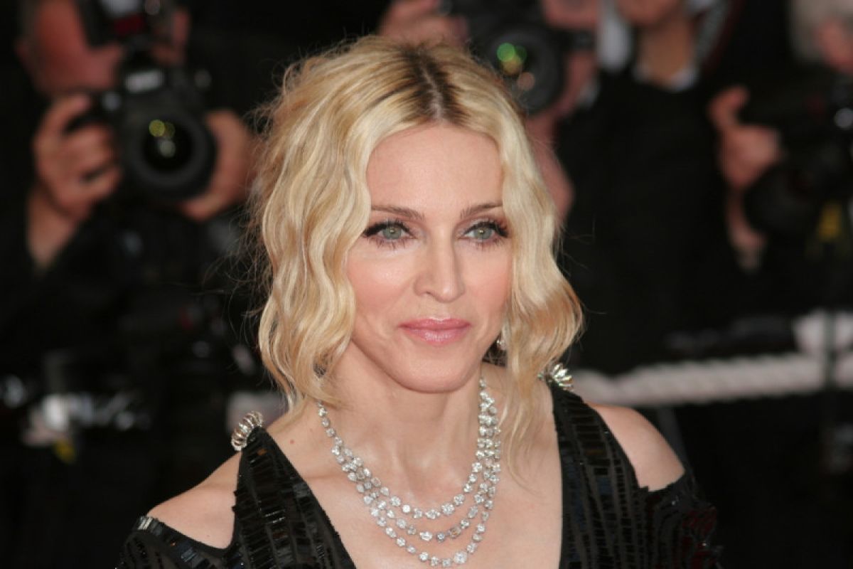 Madonna pergi ke pesta setelah klaim punya antibodi corona