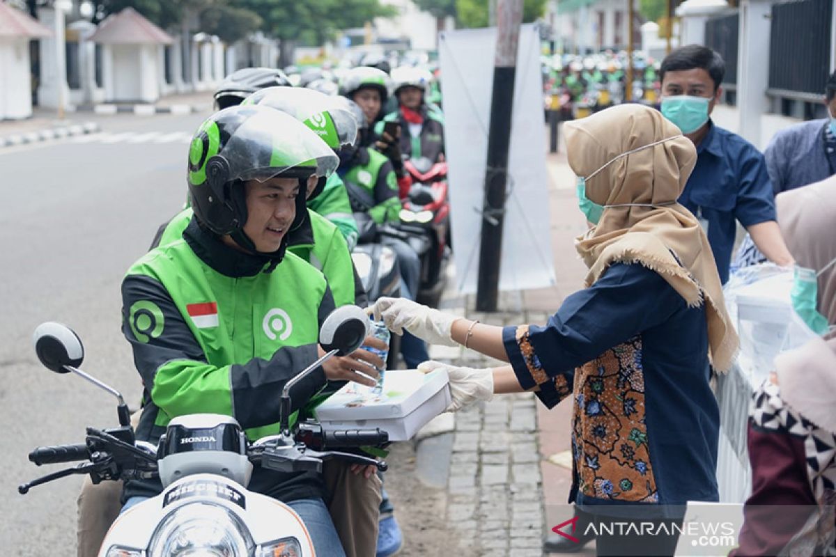 Peduli COVID-19, Istana Presiden bagikan nasi kotak bagi pengendara