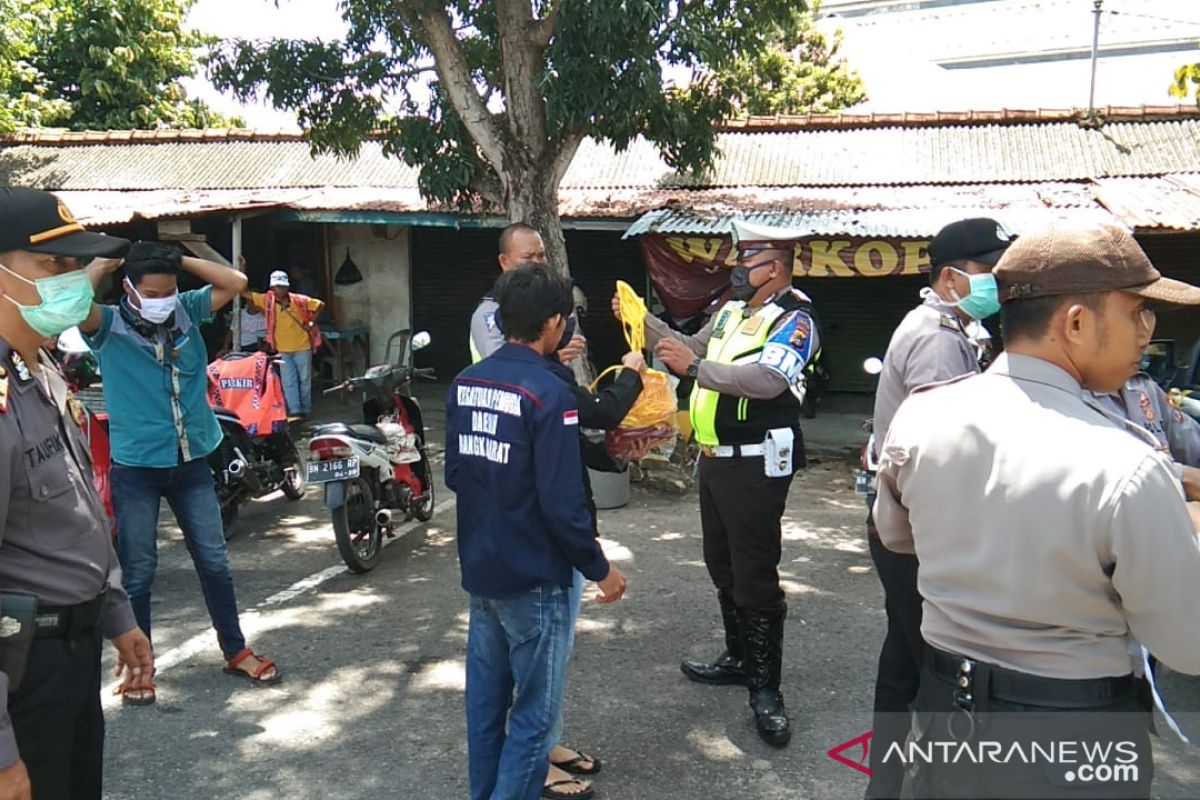Polisi di Bangka Barat bagikan masker cegah penularan virus COVID-19