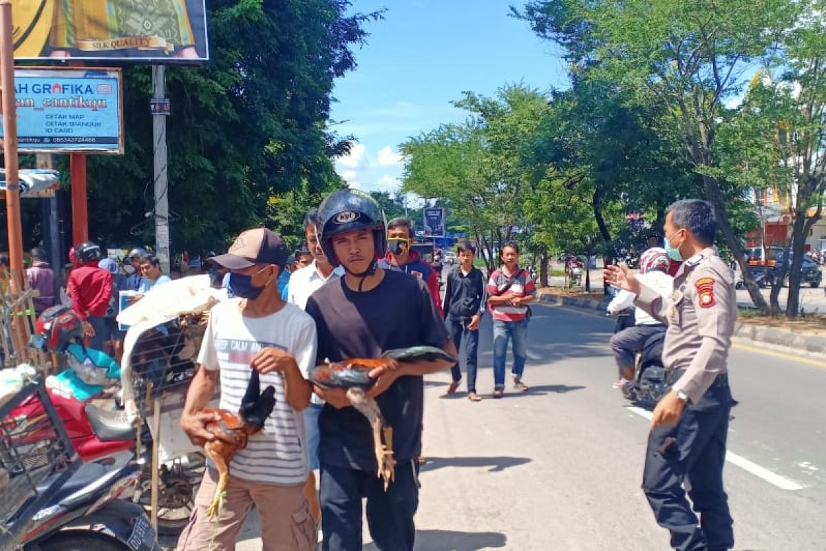Polisi bubarkan pasar ayam jago di depan RSUD Daya Makassar