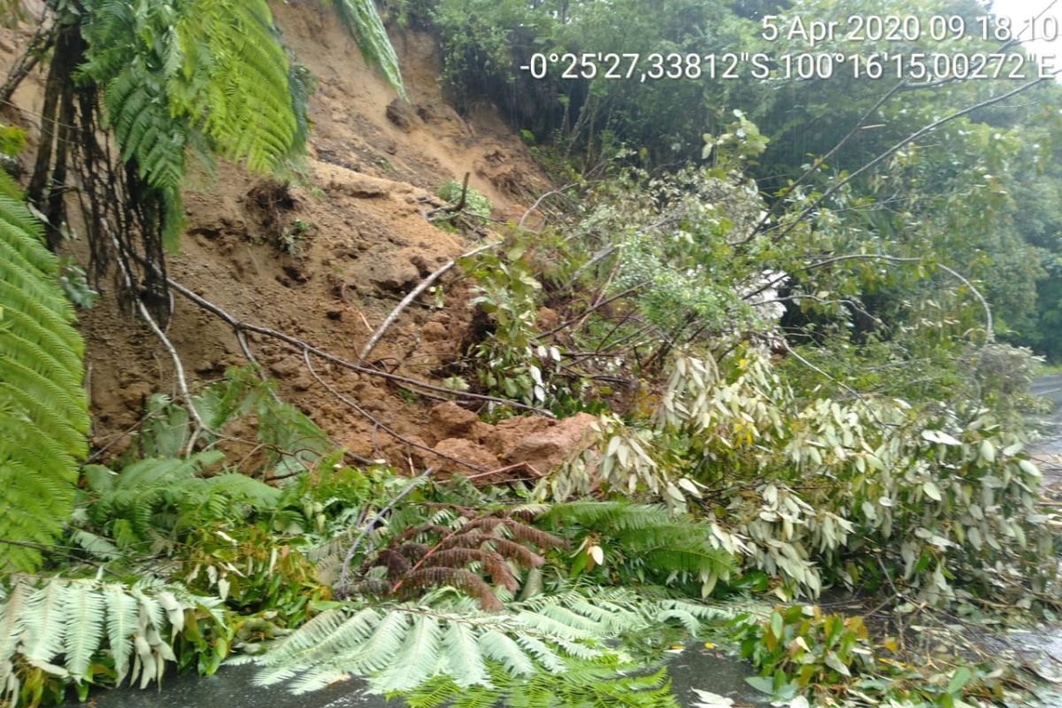 Jalan  Malalak-Sicincin  tertimbun longsor sepanjang 10 meter