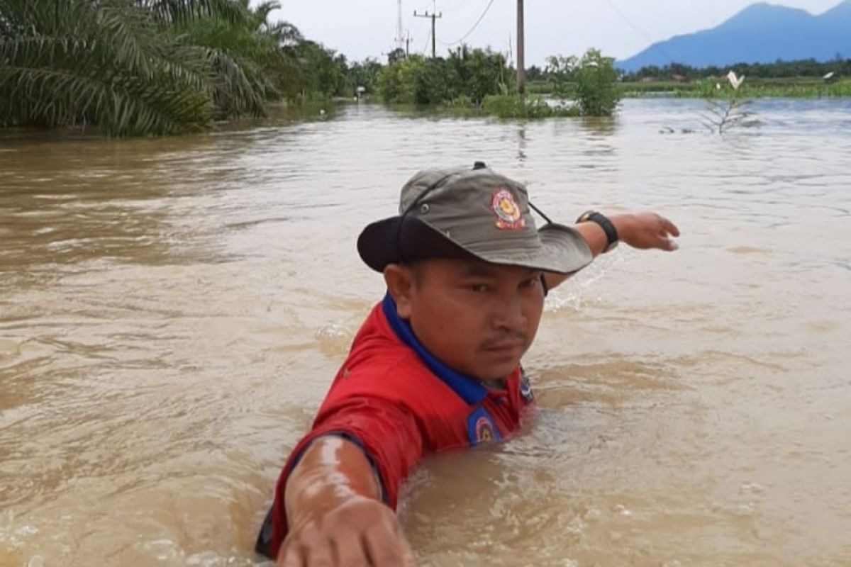 Warga terjebak aliran sungai deras