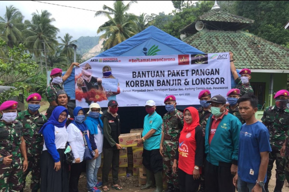 ACT Lampung bersama Yonif 9 Marinir berikan bantuan sembako kepada korban banjir