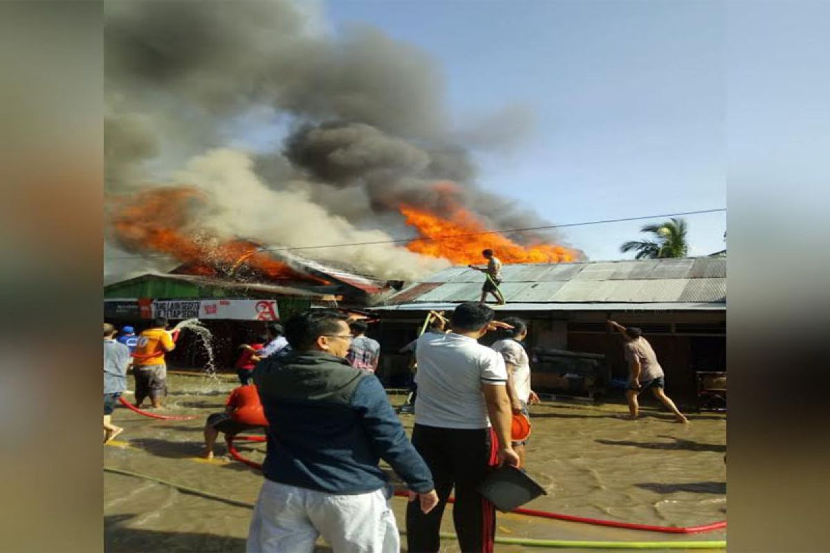 Sebuah warung sembako di Kandui ludes terbakar