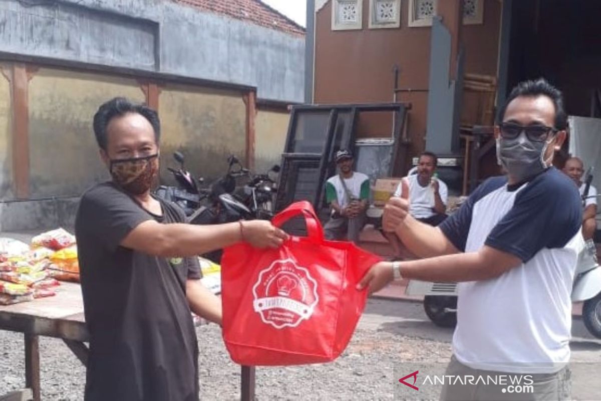 LPD Panjer Denpasar serahkan sembako untuk warga adat terdampak COVID-19