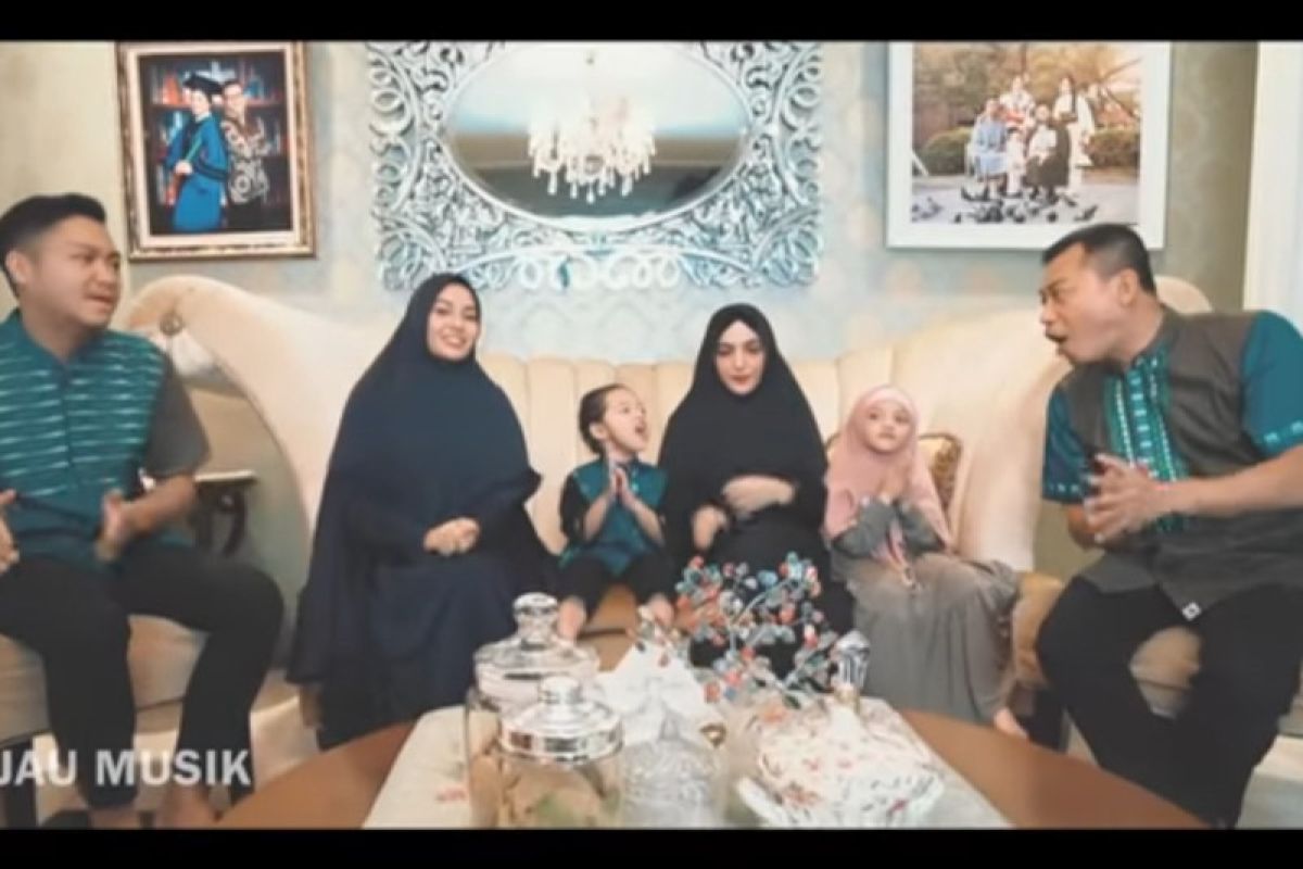 Keluarga Anang Hermansyah rilis sebuah lagu berjudul "Menyambut Ramadhan"