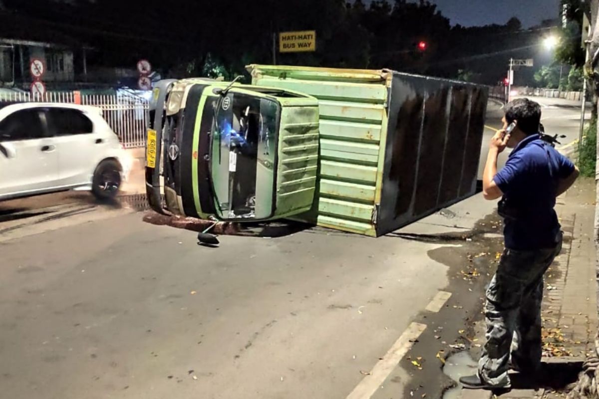 Truk sembako terguling di jalan raya