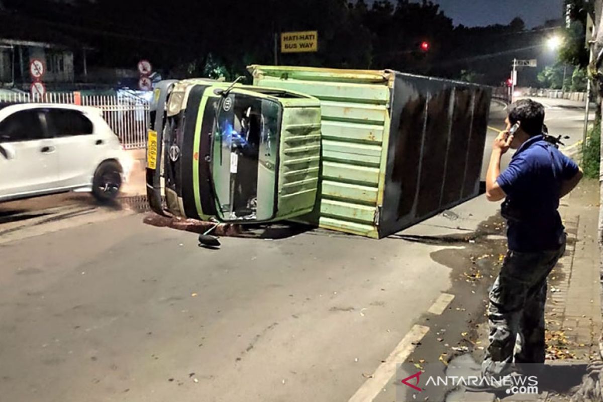 Truk sembako terguling di Jalan Raya Pondok Gede