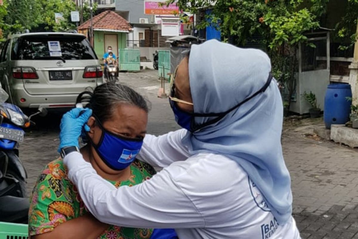 Demokrat Surabaya bagikan 10 ribu masker dan sembako