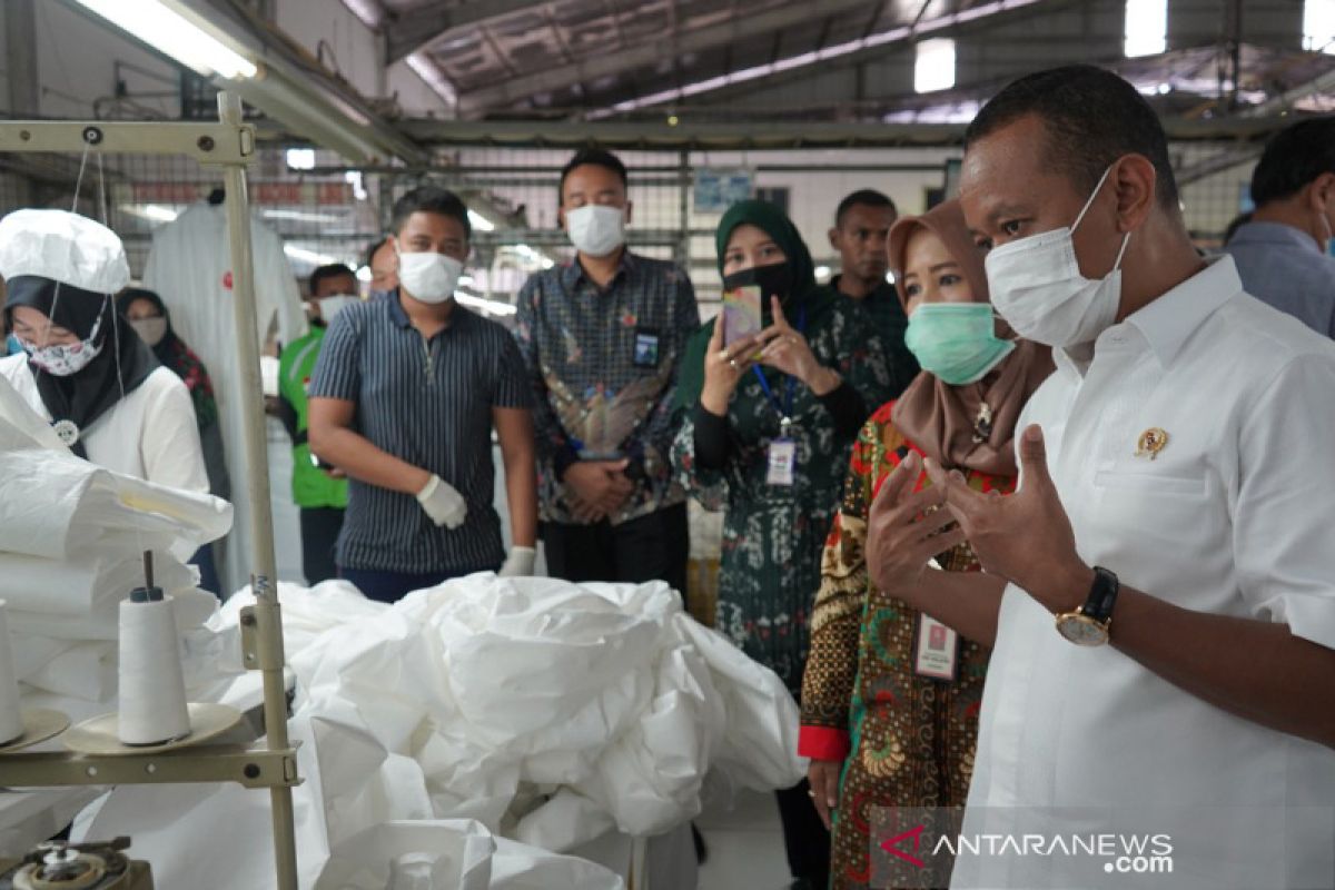 Pantau produksi APD, Bahlil kunjungi perusahaan peroleh izin edar