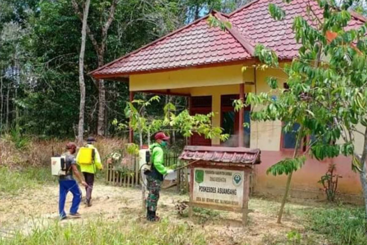 Satgas Pamtas lakukan penyemprotan disinfektan di dusun perbatasan