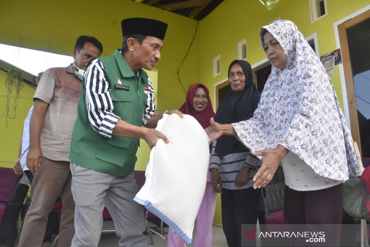 Bupati Gorontalo salurkan bantuan pangan kepada warga