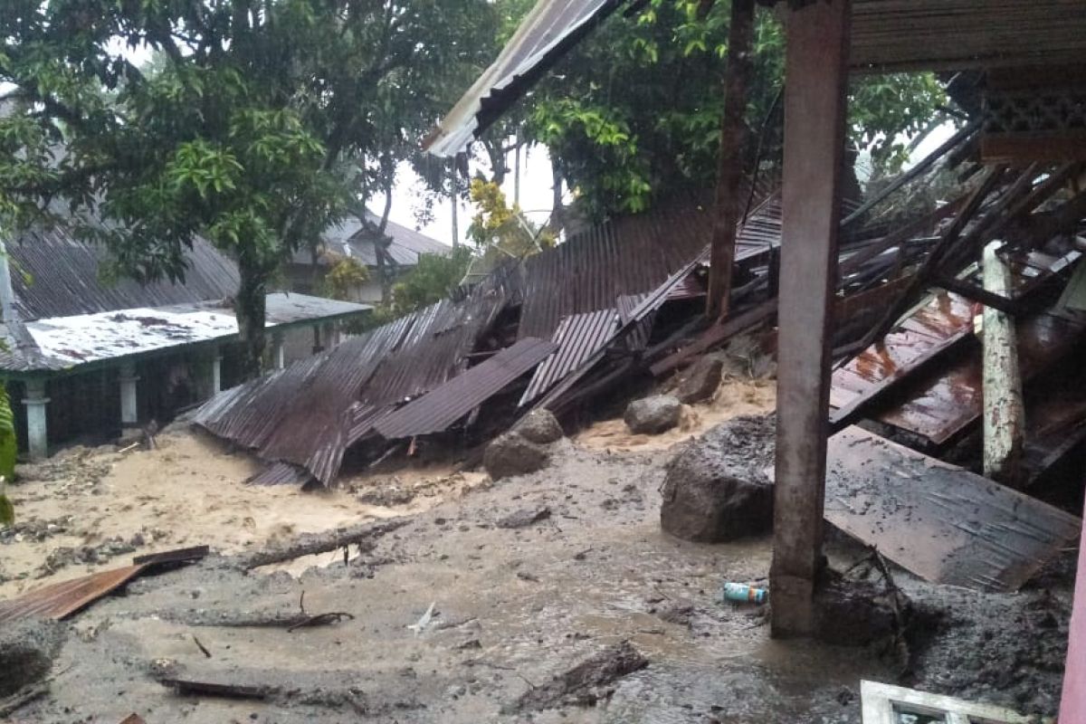 Flash  - Longsor di Nagari Guguak Malalo Batipuah Selatan timpa rumah warga (Video)