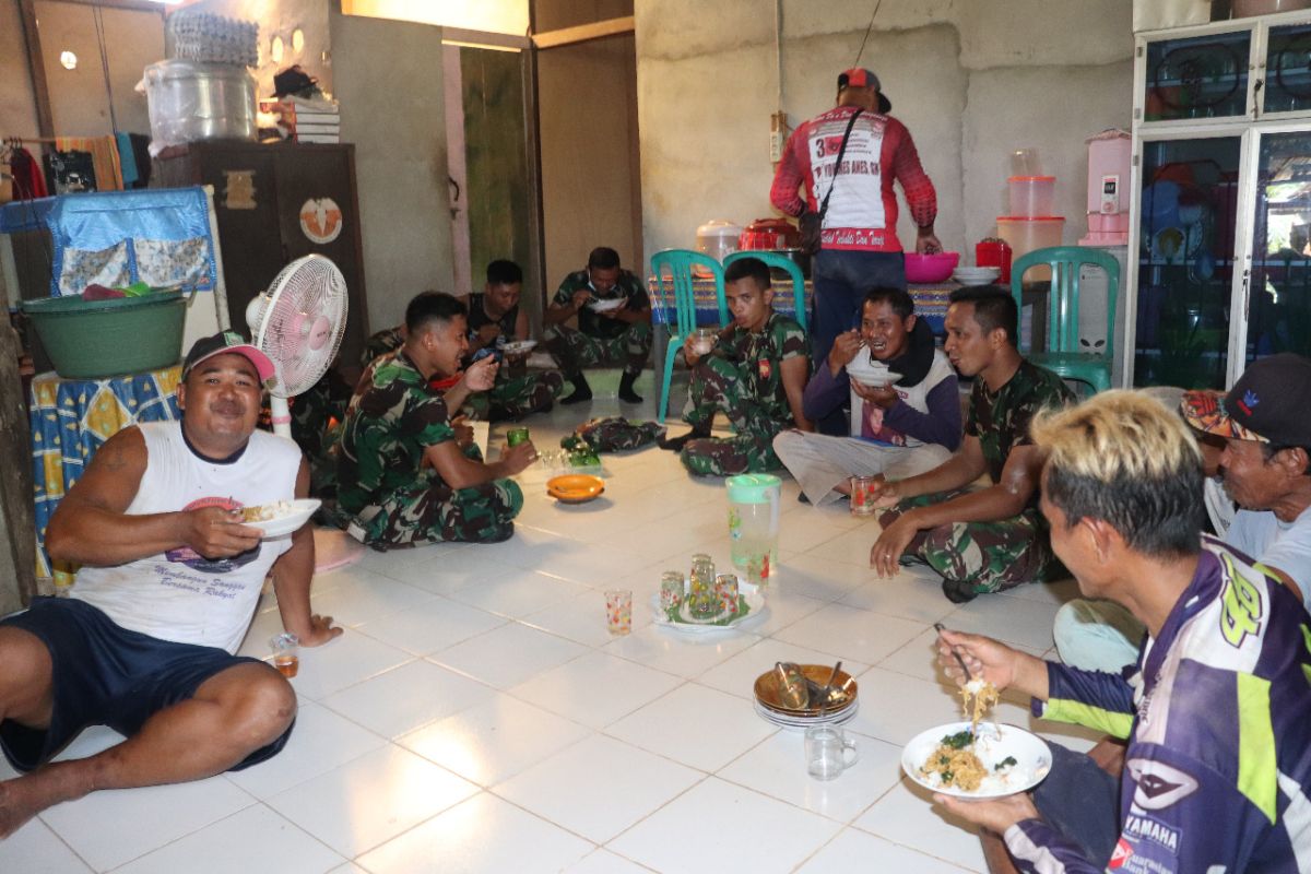 Anggota Satgas TMMD makan siang bersama masyarakat