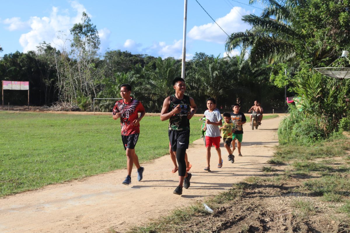 Prajurit TMMD olahraga bersama warga