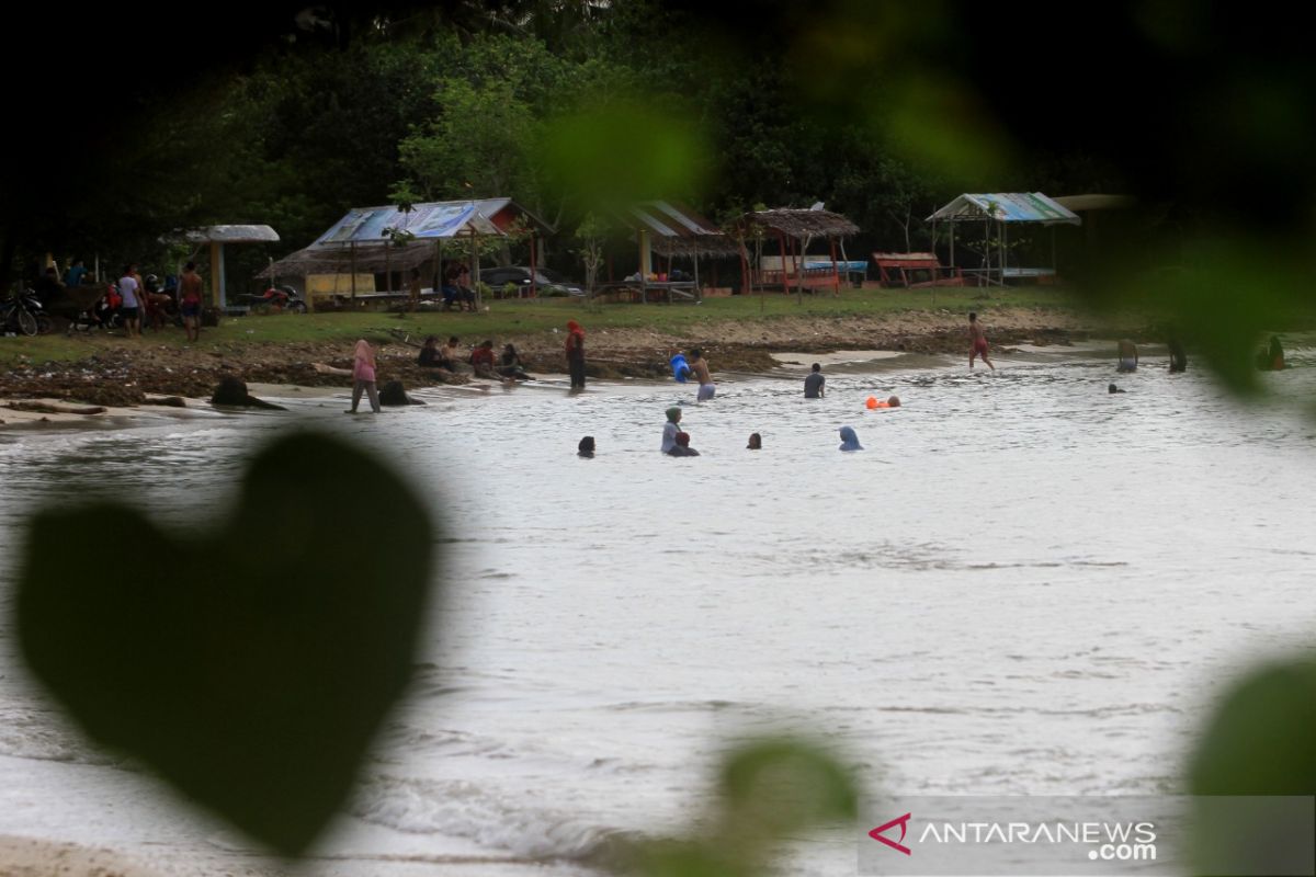 Pantai wisata masih tetap ramai pengunjung