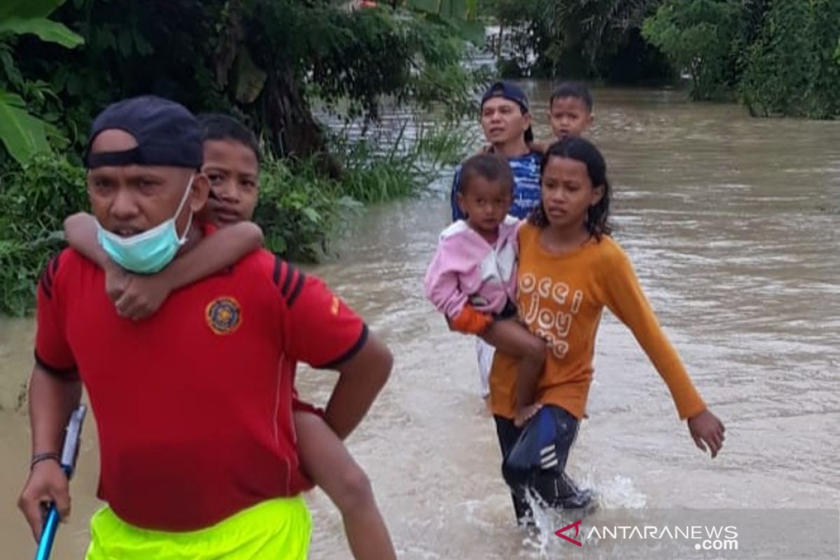 Pemkab Agam bagikan nasi bungkus bagi korban banjir