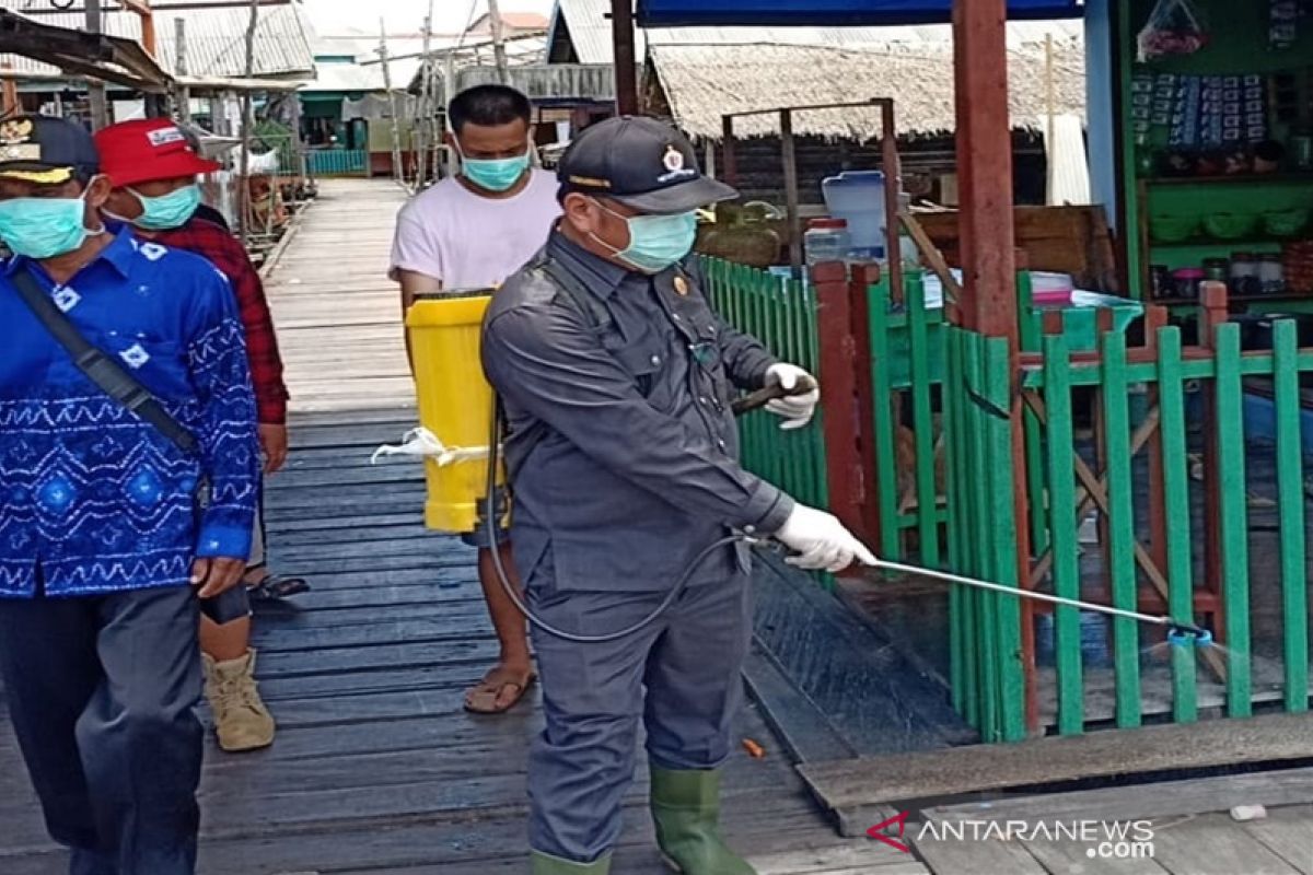 Legislatif bersama Muspika semprot disinfektan di perbatasan