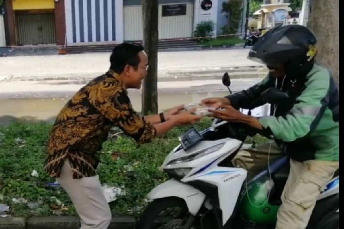 Legislator PSI bagikan nasi kotak tiap pekan untuk warga Surabaya