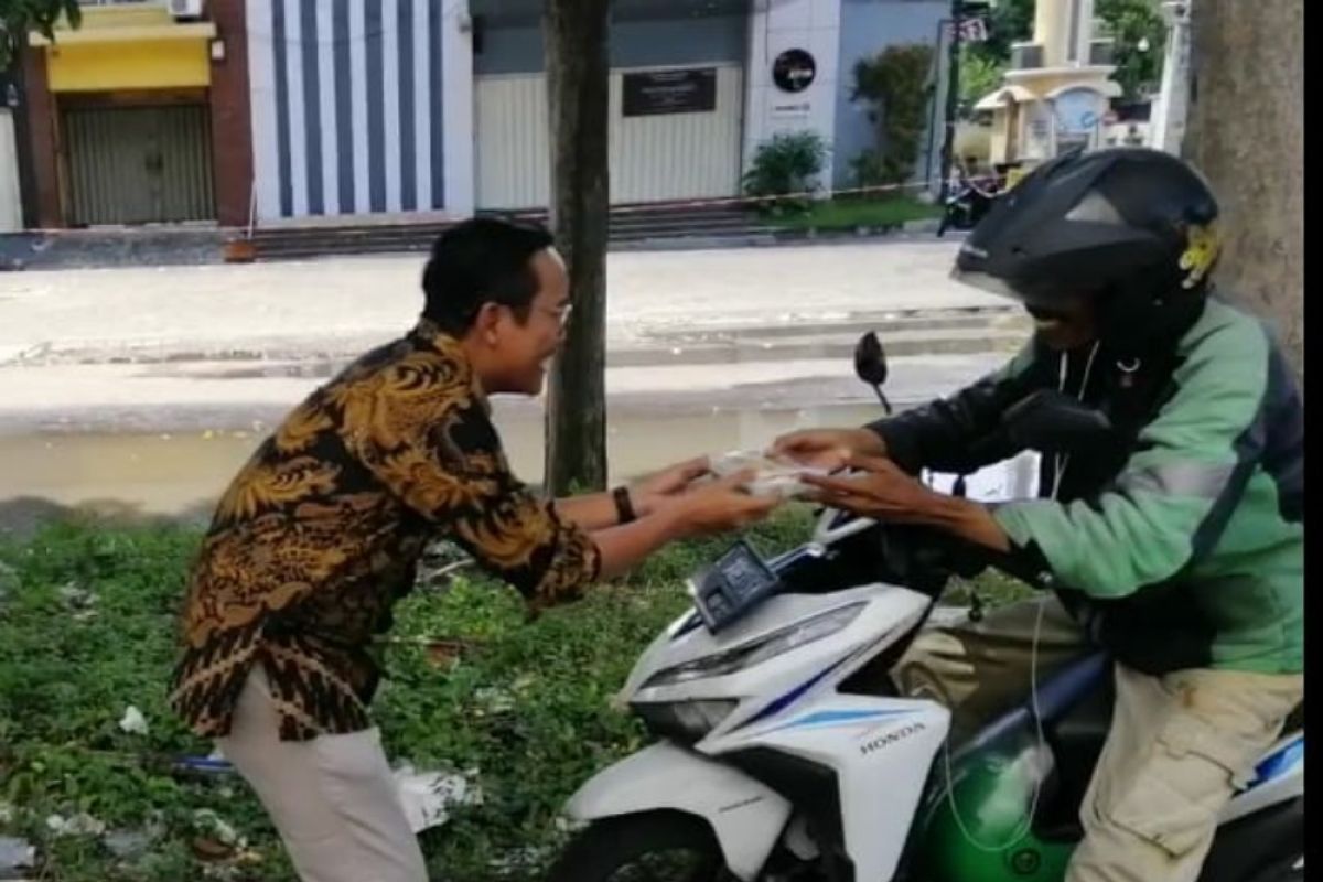 Legislator PSI rutin bagikan nasi kotak tiap pekan untuk warga Surabaya