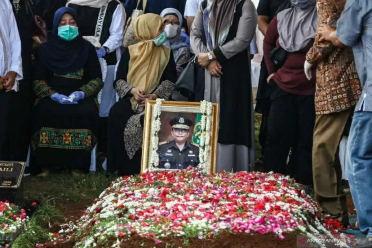 Prosesi pemakaman almarhum Arminsyah sesuai protokol COVID-19