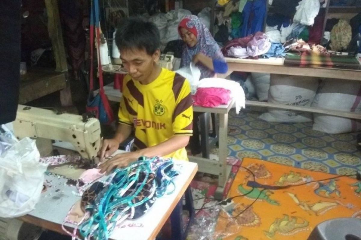 Perajin masker kain di Lebak, Banten kebanjiran order