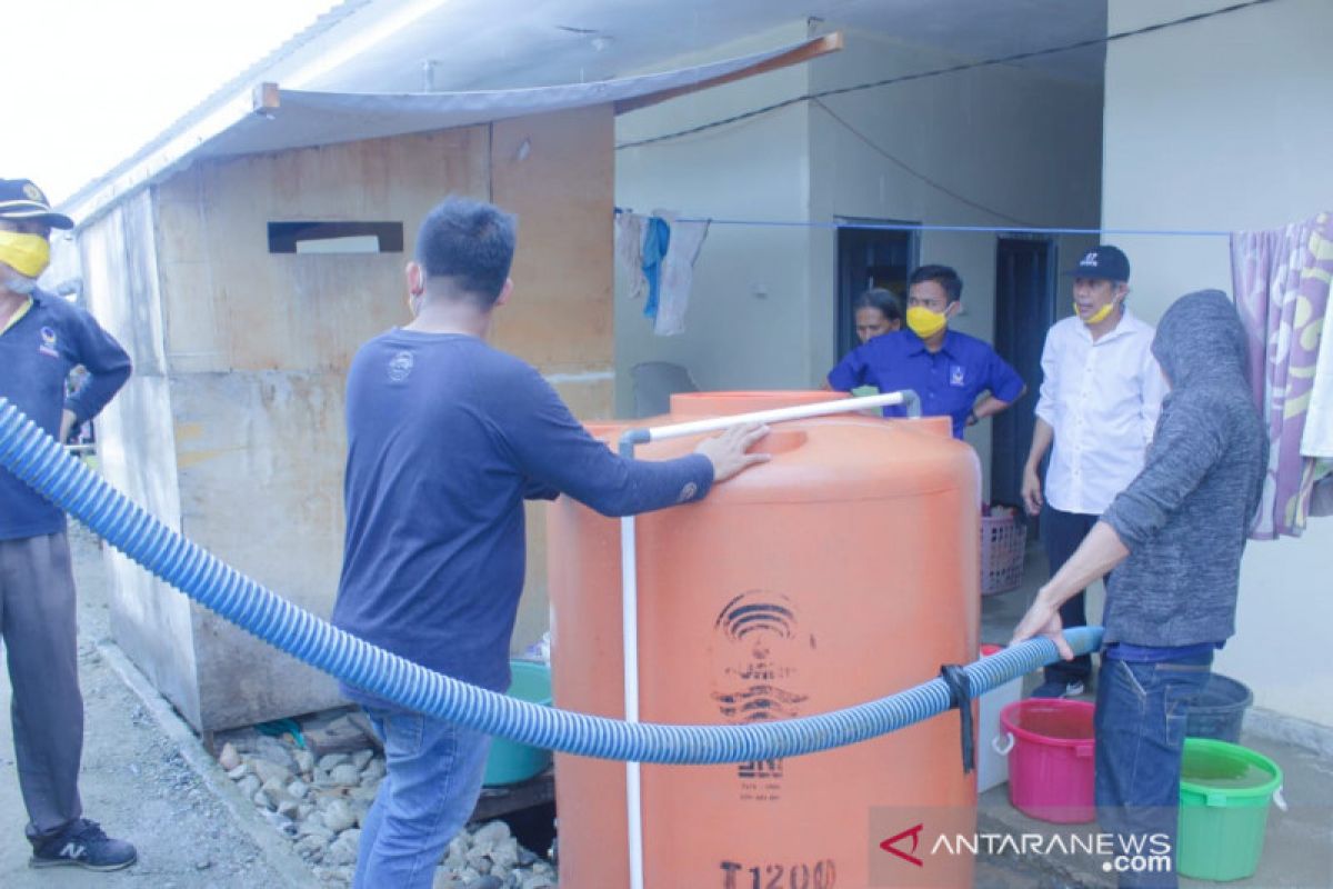 Penyintas bencana gempa di Huntara MDCM  dapat bantuan air bersih