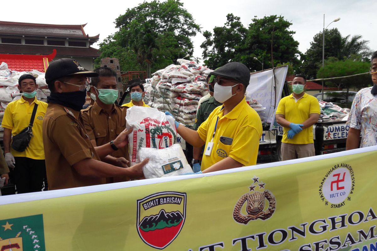 Warga Tionghoa Stabat bagikan ribuan paket sembako dan  masker antisipasi COVID-19