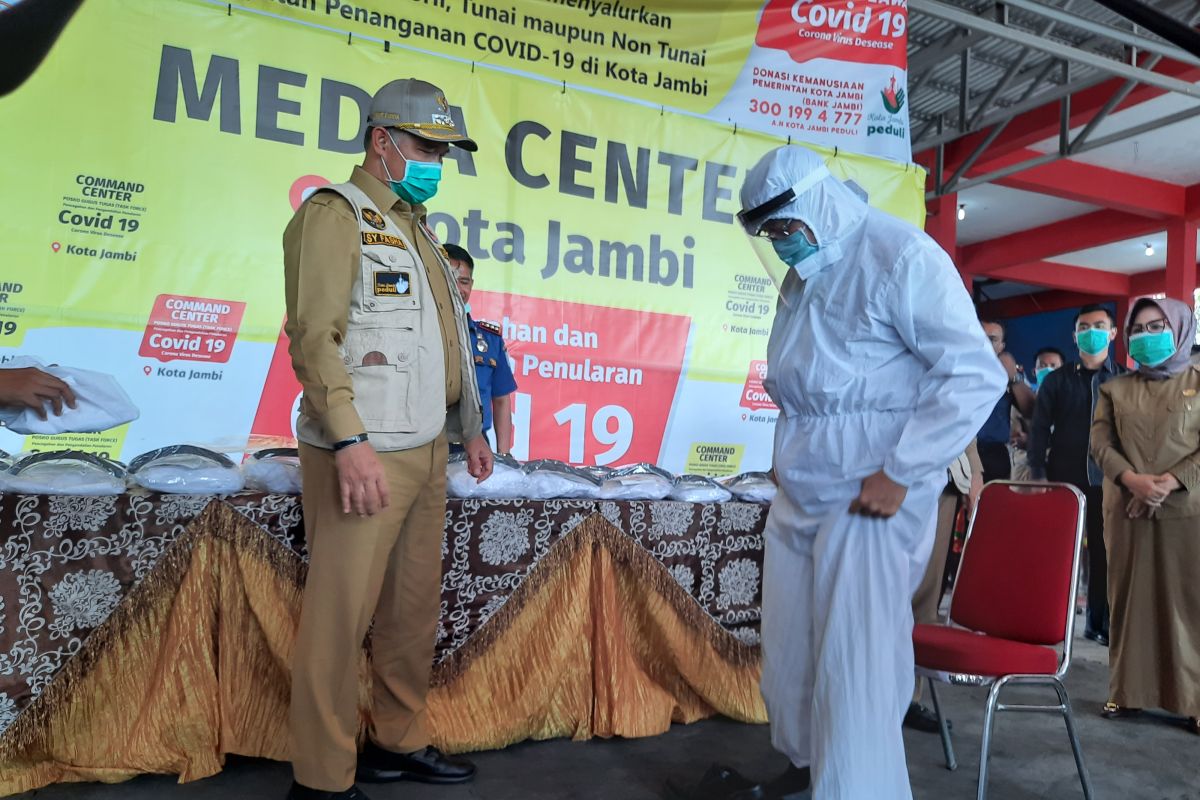 Kota Jambi salurkan 1.000 APD untuk petugas garda terdepan