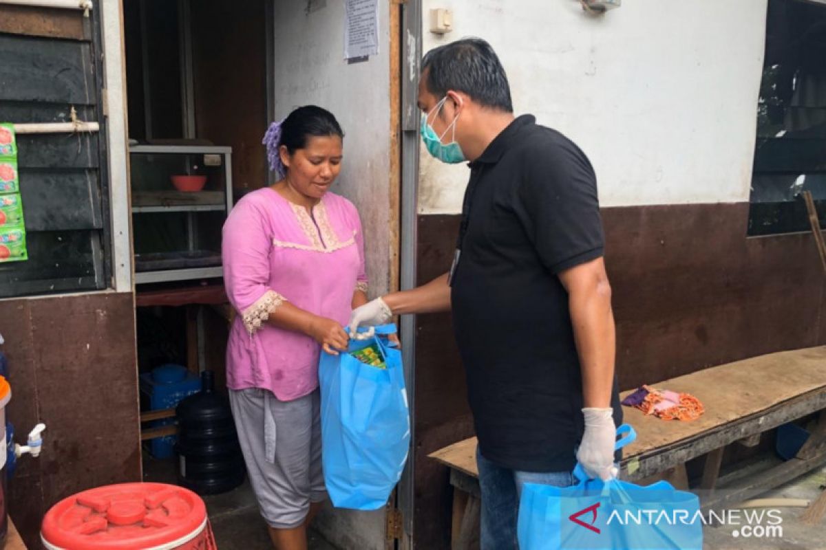 Warga Kampung Akuarium terdampak COVID-19 terima bantuan sembako