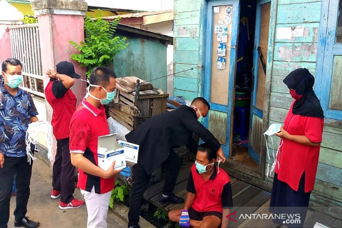 DPC PDI Perjuangan Seruyan bagikan masker gratis